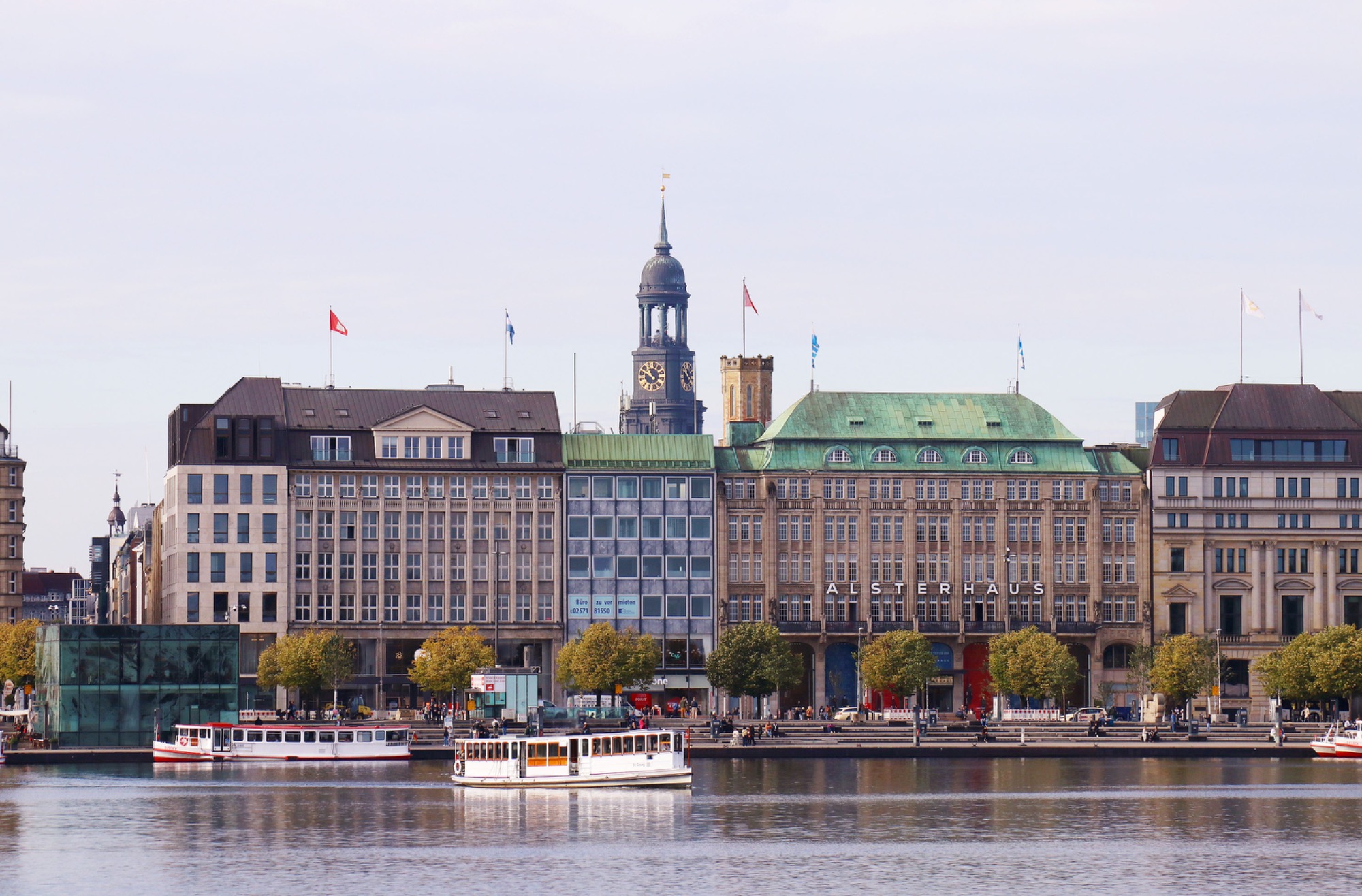 Blick über die Binnenalster auf Jungfernstieg und Alsterhaus in Hamburg