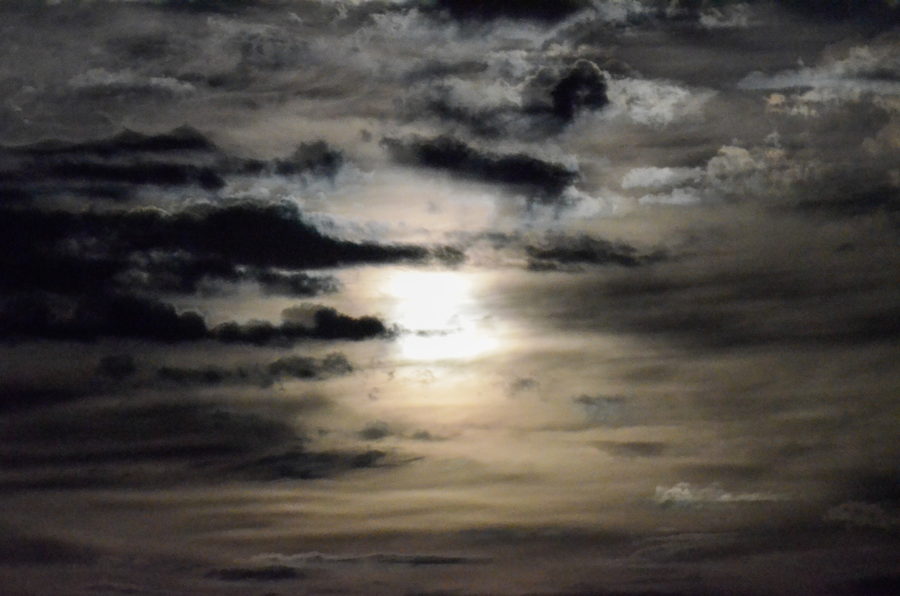 Sonnenlicht bricht durch eine dichte Wolkendecke